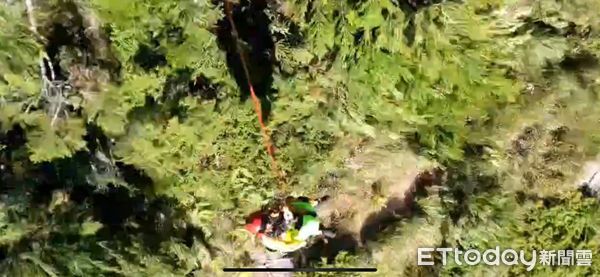 ▲黑鷹直升機特搜員出艙執行吊掛救援。（圖／記者王兆麟翻攝，下同）