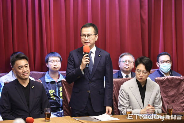 ▲羅智強宣布參選國民黨主席。（圖／記者林敬旻攝）