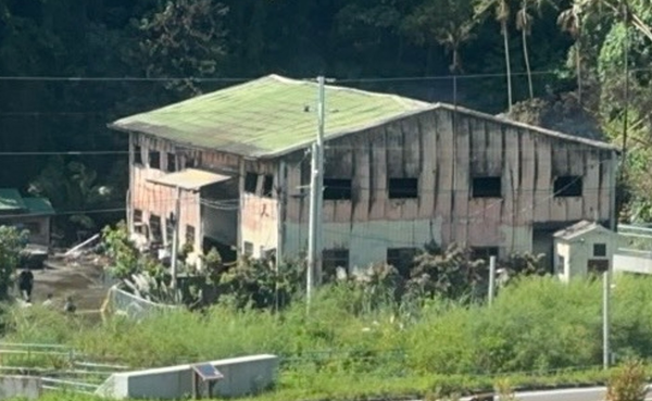 ▲廠內多易燃物，撲滅火勢後一片焦黑，還有一具焦屍。（圖／民眾提供）