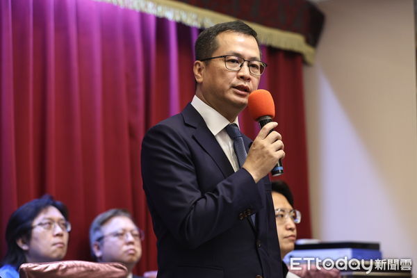 ▲羅智強宣布參選國民黨主席。（圖／記者林敬旻攝）