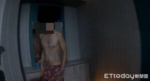 ▲▼刺青男子爽躺按摩床遭警方臨檢逮捕。（圖／民眾提供，下同）