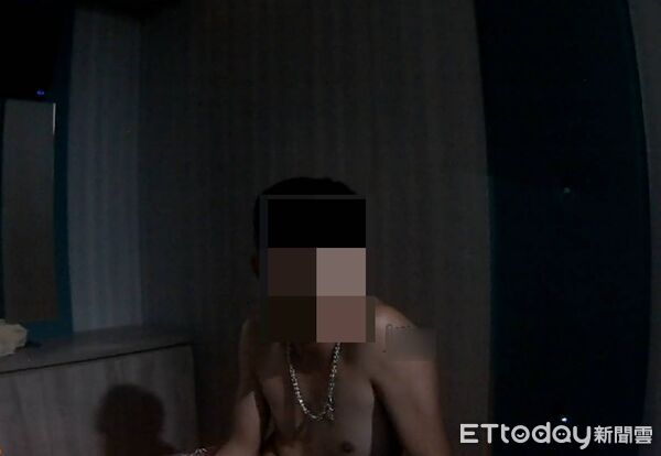 ▲▼刺青男子爽躺按摩床遭警方臨檢逮捕。（圖／民眾提供，下同）