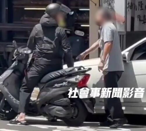 ▲台南府前路22日下午發生一起車輛倒車碰撞糾紛，警方獲報火速到場處理。（圖／翻攝自社會事新聞影音，下同）