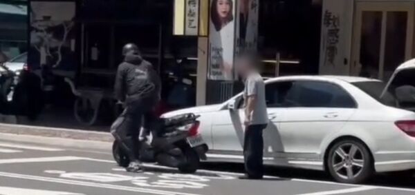 ▲台南府前路22日下午發生一起車輛倒車碰撞糾紛，警方獲報火速到場處理。（圖／翻攝自社會事新聞影音，下同）