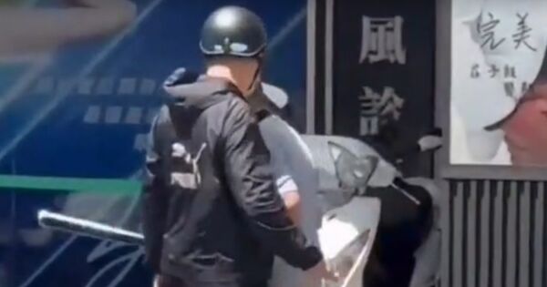 ▲台南府前路22日下午發生一起車輛倒車碰撞糾紛，警方獲報火速到場處理。（圖／翻攝自社會事新聞影音，下同）