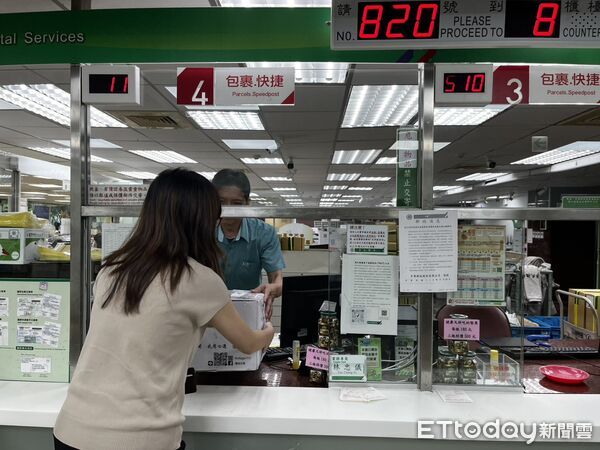 ▲▼中華郵政公司今天起暫停收寄發往美國的商品類郵件。（圖／記者周湘芸攝）