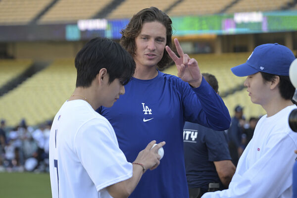 ▲▼BTS V替洛杉磯道奇開球。（圖／達志影像／美聯社）