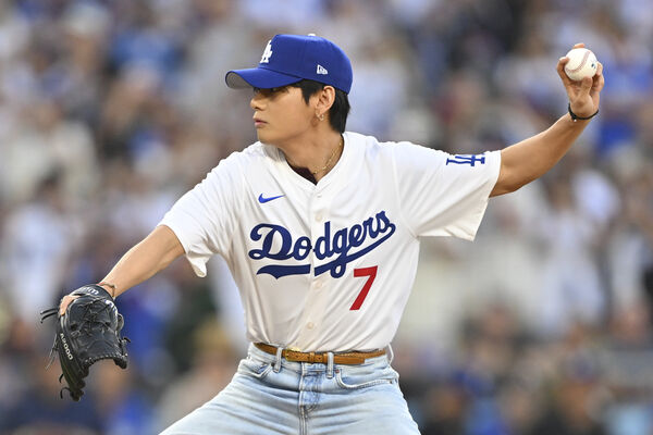 ▲▼BTS V替洛杉磯道奇開球。（圖／達志影像／美聯社）