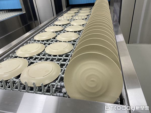 ▲▼清洗中心機組設備連續試運轉，邀請東大門夜市攤商等業者參與清洗流程。（圖／花蓮縣政府提供，下同）