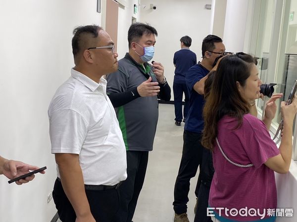 ▲▼清洗中心機組設備連續試運轉，邀請東大門夜市攤商等業者參與清洗流程。（圖／花蓮縣政府提供，下同）