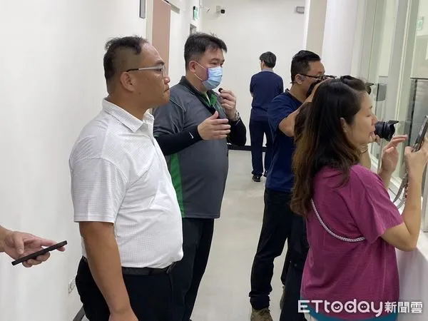 ▲▼清洗中心機組設備連續試運轉，邀請東大門夜市攤商等業者參與清洗流程。（圖／花蓮縣政府提供，下同）