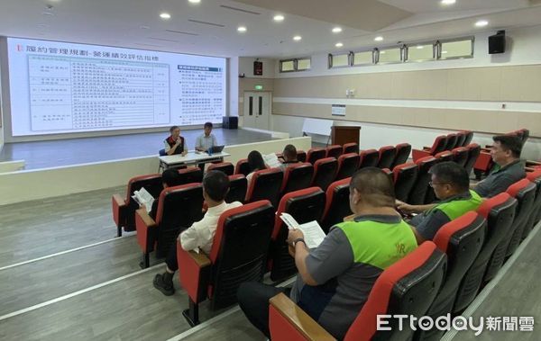 ▲▼清洗中心機組設備連續試運轉，邀請東大門夜市攤商等業者參與清洗流程。（圖／花蓮縣政府提供，下同）