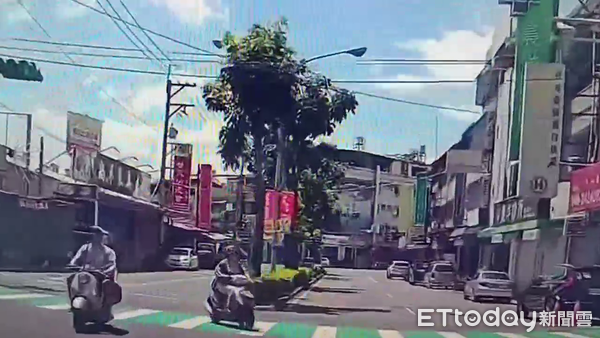 ▲7旬嬤騎機車左轉鬼切，被直行車撞得四腳朝天。（圖／記者高堂堯翻攝）