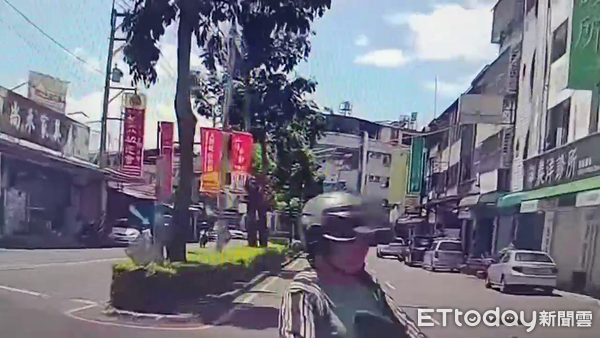 ▲7旬嬤騎機車左轉鬼切，被直行車撞得四腳朝天。（圖／記者高堂堯翻攝）