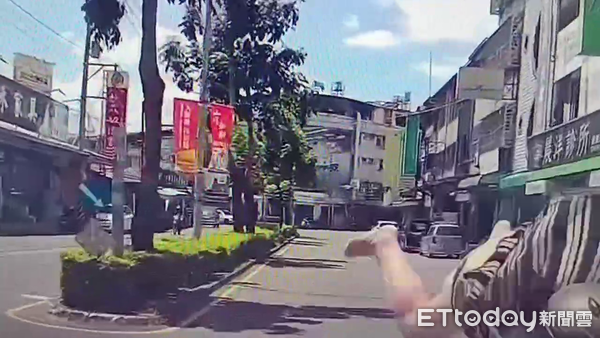 ▲7旬嬤騎機車左轉鬼切，被直行車撞得四腳朝天。（圖／記者高堂堯翻攝）