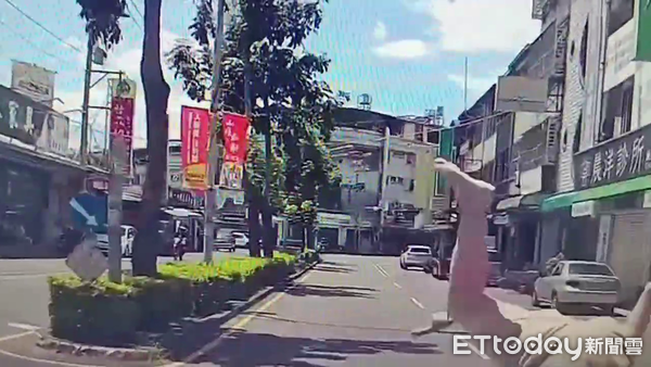 ▲7旬嬤騎機車左轉鬼切，被直行車撞得四腳朝天。（圖／記者高堂堯翻攝，下同）