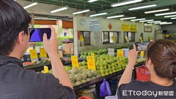 ▲▼交通局前往稽查，若水果行停車場違法情事屬實將開罰。（圖／記者高堂堯翻攝）