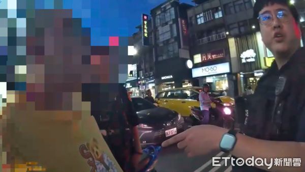 ▲▼三重警方問被害黃姓店員事發經過，警方問其他店員事發經過             。（圖／記者陳以昇翻攝）