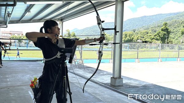 ▲門諾醫院攜手酷柏光學助體育班學生射出希望之箭。（圖／門諾醫院提供，下同）