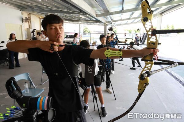 ▲門諾醫院攜手酷柏光學助體育班學生射出希望之箭。（圖／門諾醫院提供，下同）