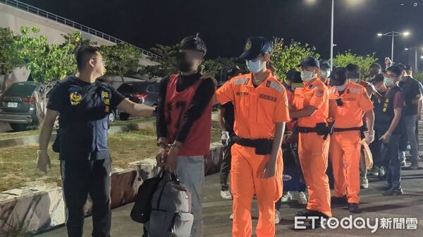 ▲▼海巡查緝「金財滿8號」載越南籍偷渡客及人蛇集團亂加價偷渡費的惡行。（圖／記者游芳男翻攝，下同）