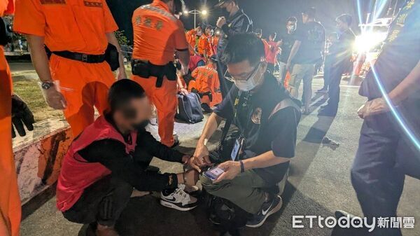 ▲▼海巡查緝「金財滿8號」載越南籍偷渡客及人蛇集團亂加價偷渡費的惡行。（圖／記者游芳男翻攝，下同）