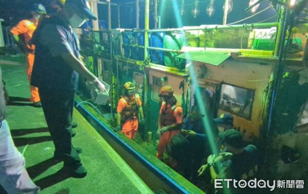 ▲▼海巡查緝「金財滿8號」載越南籍偷渡客及人蛇集團亂加價偷渡費的惡行。（圖／記者游芳男翻攝，下同）