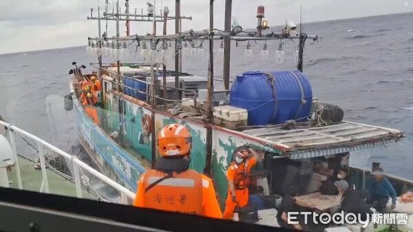 ▲▼海巡查緝「金財滿8號」載越南籍偷渡客及人蛇集團亂加價偷渡費的惡行。（圖／記者游芳男翻攝，下同）