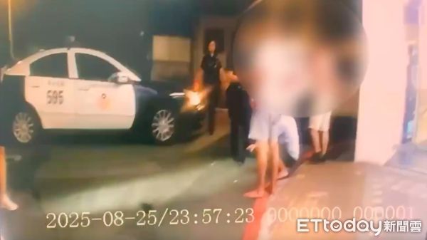 ▲▼新店一家二車車行因借代步車引發糾紛，8人街上互毆，警方派快打部隊到場控制混亂場面             。（圖／記者陳以昇翻攝）