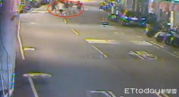 ▲▼新店一家二車車行因借代步車引發糾紛，8人街上互毆，警方派快打部隊到場控制混亂場面             。（圖／記者陳以昇翻攝）