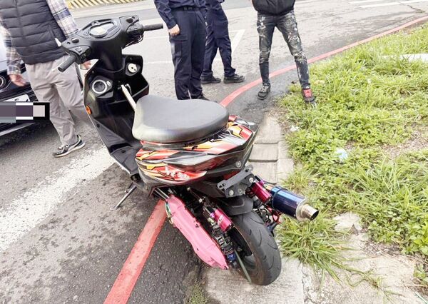 ▲桃園市蘆竹警方今年4月間查獲林姓男子等4人凌晨利用通訊軟體邀集群組成員聚集競速飆車，當場查獲無照重型機車。（資料照／記者沈繼昌翻攝）