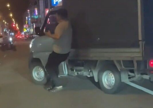 ▲彰化男子當街拉扯。（圖／翻攝自臉書／愛秀水說秀水）