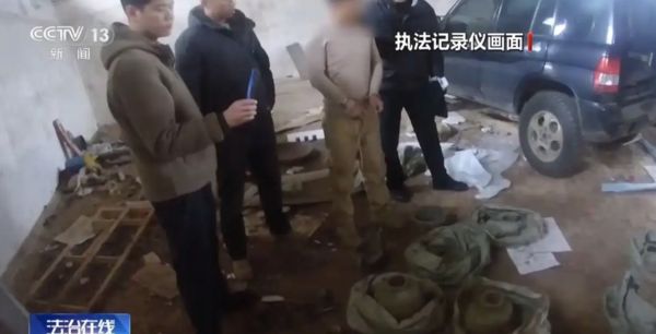 ▲▼看小說學盜墓　陸男挖走20多件國寶。（圖／翻攝CCTV）