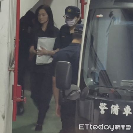 ▲▼台北市議員應曉薇涉犯京華城案仍在押，她昔日助理陳嘉敏（白口罩）今（26日）到台北地院證稱，應曉薇與王尊侃是男女朋友關係。（圖／記者黃哲民攝）