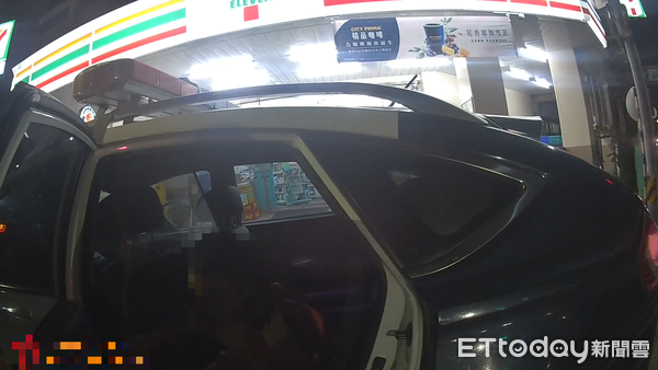 ▲▼1名國小女童讓警察開車載回家，開心的說太牛逼了。（圖／民眾提供，下同）