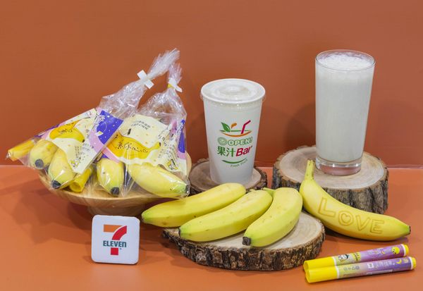 ▲▼7-ELEVEN 在七夕情人節推出「用香蕉寫情話」告白玩法，還有多款香蕉商品優惠。（圖／業者提供）