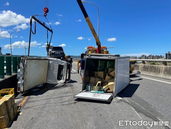 ▲▼小貨車載著啤酒、飲料在台64爆胎翻車             。（圖／記者陳以昇翻攝）