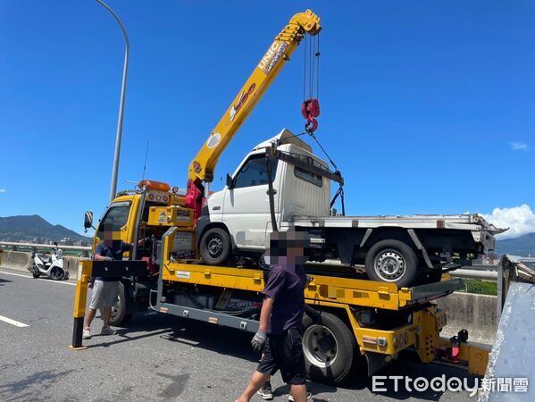 ▲▼小貨車載著啤酒、飲料在台64爆胎翻車             。（圖／記者陳以昇翻攝）