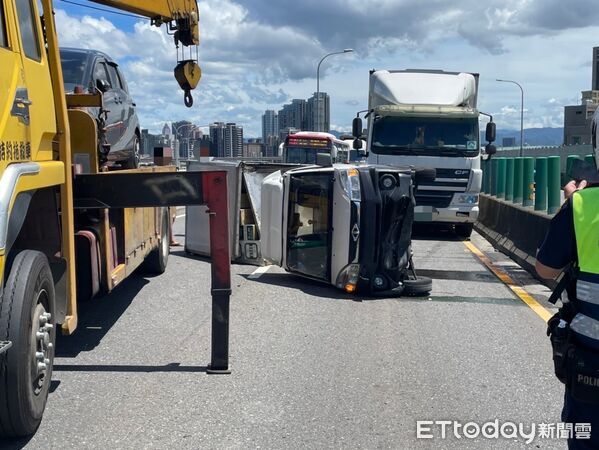 ▲▼小貨車載著啤酒、飲料在台64爆胎翻車             。（圖／記者陳以昇翻攝）