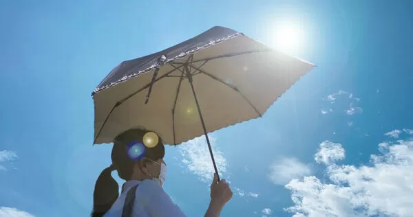 黃軒醫師指出，一旦體溫飆到40度以上，不只會中暑，更可能導致腦細胞受損、神經錯亂，甚至出現永久性後遺症。（示意圖／翻攝自photoAC）