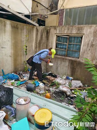 ▲▼高雄爆本土登革熱群聚！一家3口、鄰居全中鏢　市府緊急強制噴藥。（圖／記者賴文萱翻攝）