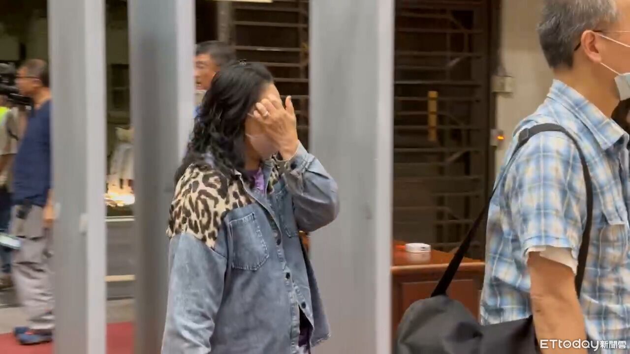 小英男孩涉弊遭聲押！母交保「左手戴鑽戒」　至少1克拉引關注