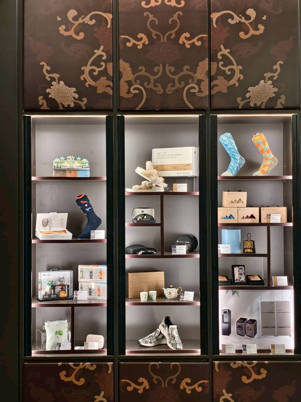 ▲▼國立故宮博物院攜手經濟部產業發展署簽訂「MIT微笑協力店」，推出「匠心台灣・百年新藝」聯名系列商品，多達154項。（圖／故宮提供）