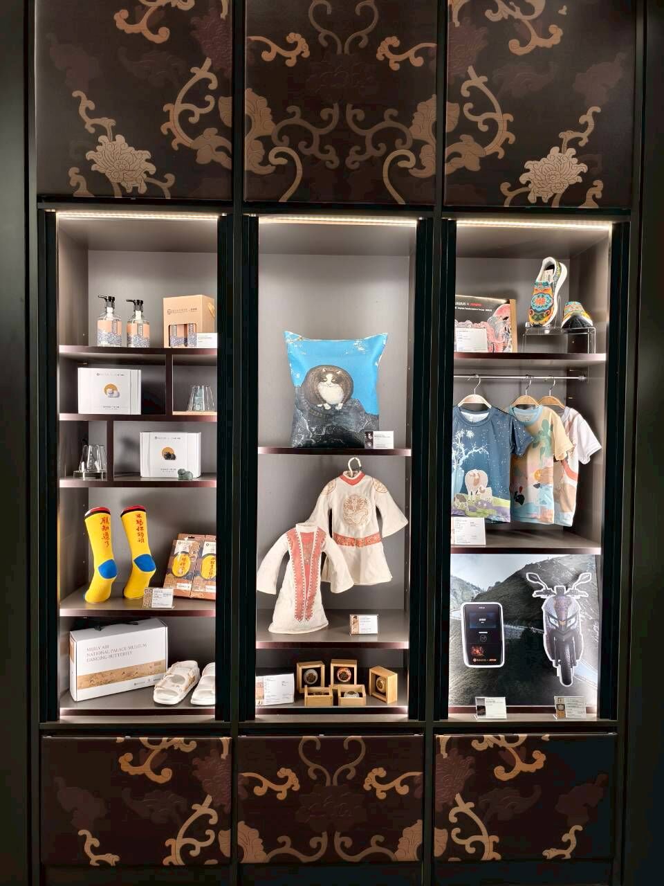 ▲▼國立故宮博物院攜手經濟部產業發展署簽訂「MIT微笑協力店」，推出「匠心台灣・百年新藝」聯名系列商品，多達154項。（圖／故宮提供）