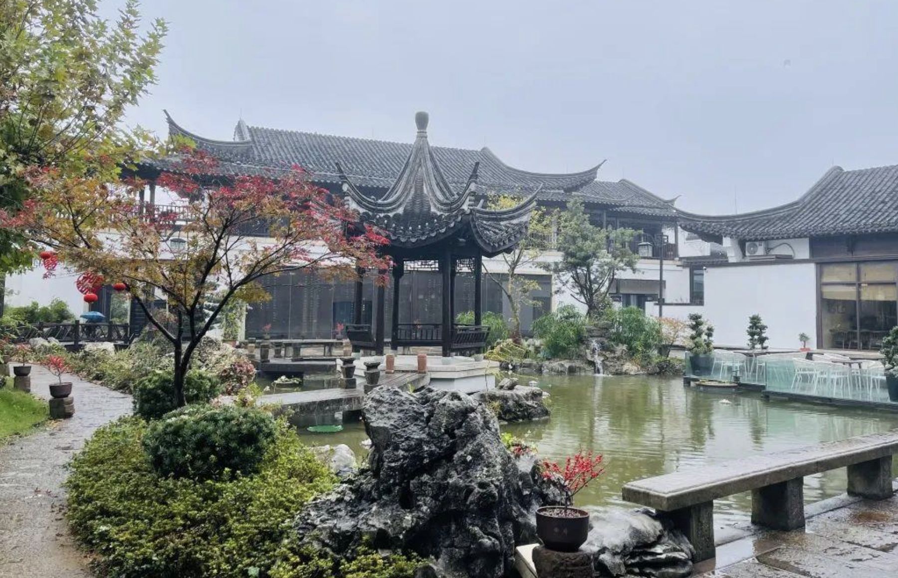 ▲浙江衢府官邸酒店內有一座千年古墓。（圖／翻攝極目新聞）