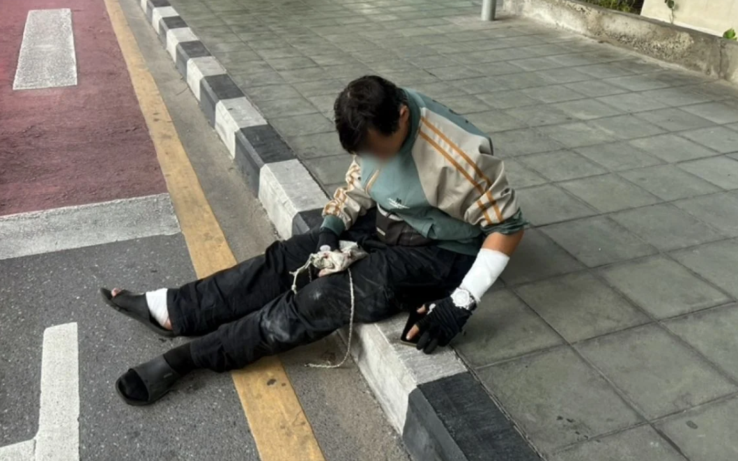 ▲▼曼谷騎士「打瞌睡」自撞護欄！女乘客噴飛墜橋　驚悚畫面曝。（圖／翻攝自The Thaiger）