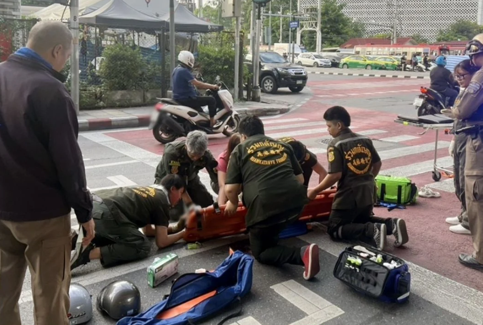 ▲▼曼谷騎士「打瞌睡」自撞護欄！女乘客噴飛墜橋　驚悚畫面曝。（圖／翻攝自The Thaiger）