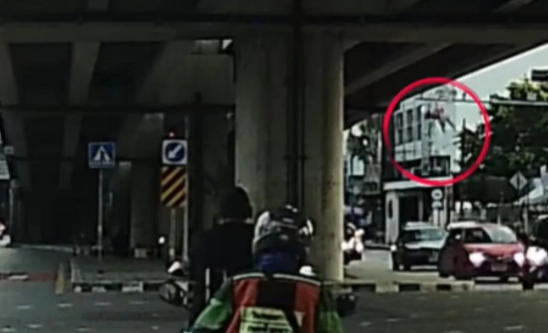 ▲▼曼谷騎士「打瞌睡」自撞護欄！女乘客噴飛墜橋　驚悚畫面曝。（圖／翻攝自The Thaiger）