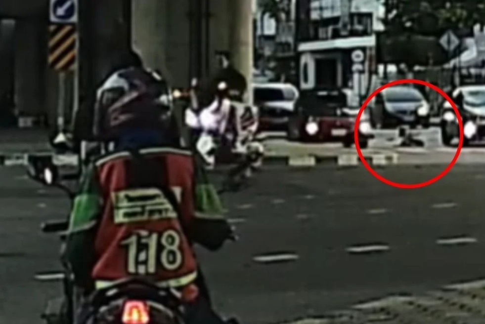 ▲▼曼谷騎士「打瞌睡」自撞護欄！女乘客噴飛墜橋　驚悚畫面曝。（圖／翻攝自The Thaiger）