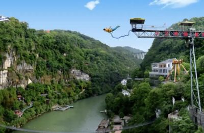 陸景區遊客玩「自由落體」墜40公尺入水潭　目擊者：水裡有血